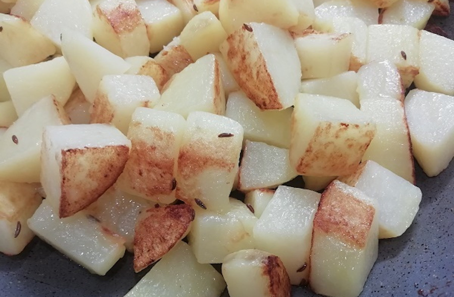Připravíme si brambory. Foto - Nela