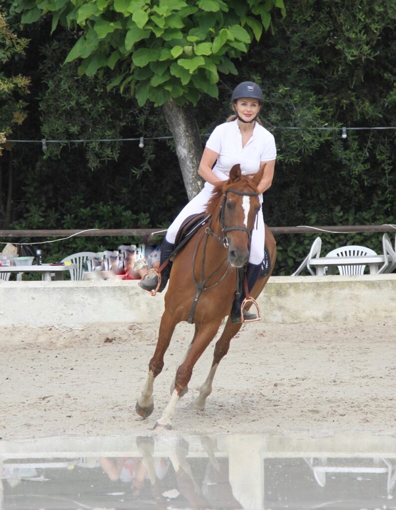 Věra Komárová miluje jízdu na koních.