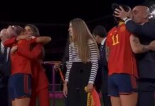 Španělské fotbalistky protestovaly proti chování vysokého funkcionáře Rubiales, který políbil Jennifer Hermoso na ústa.