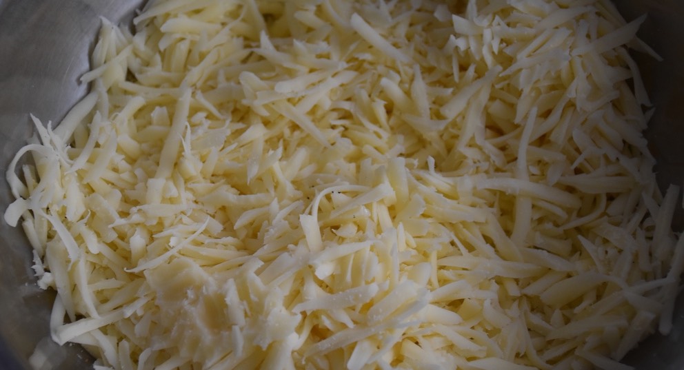 Nastrouháme sýr. Foto - Kristýna