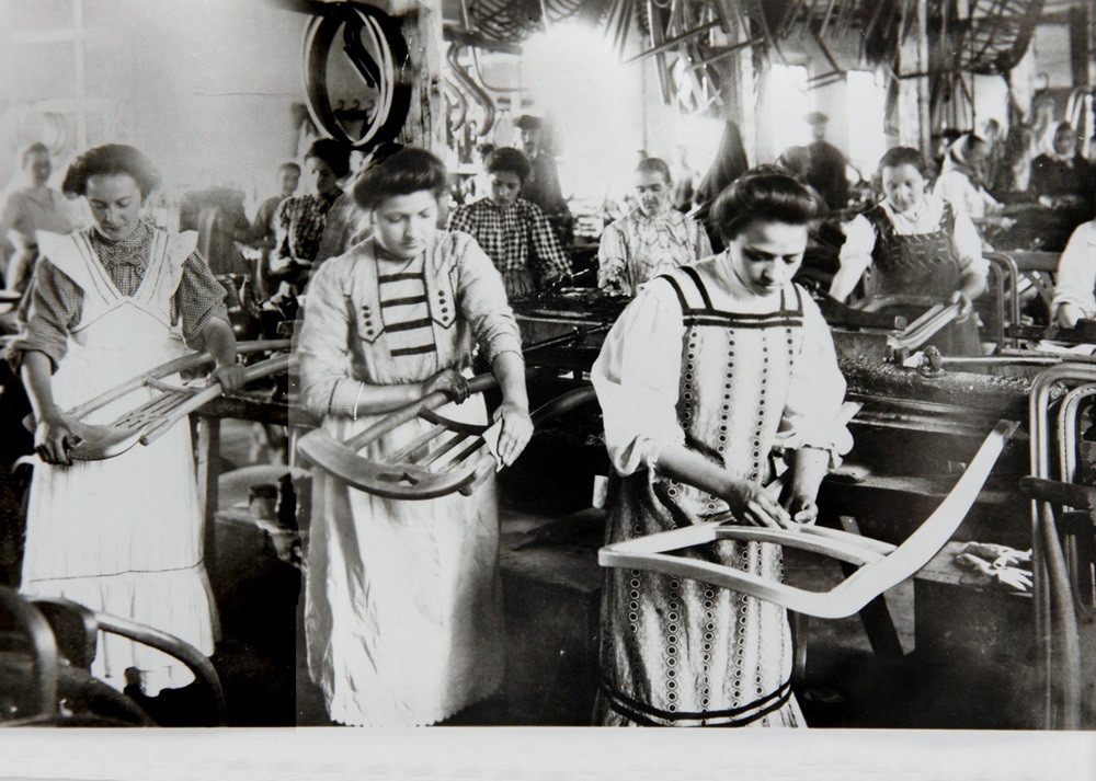 Ženy ve firmě TON v roce 1910. Foto - TON a.s.