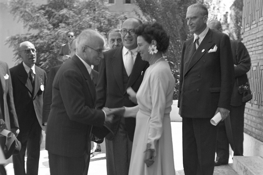 Peggy Guggenheim vítá Luigiho Einaudiho, prezidenta Itálie, na zahájení své výstavy na Benátském bienále v roce 1948.